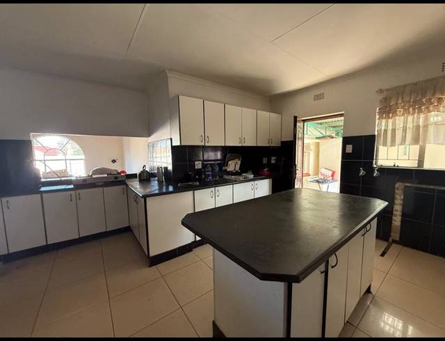 4 BEDROOM HOUSE FOR SALE IN VANDERBIJLPARK SE 3